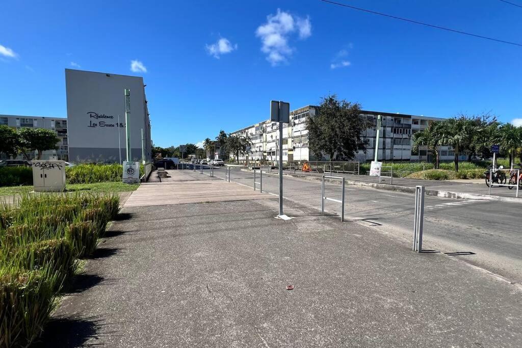 Appartement Proche Aeroport Au Rez-De-Chaussee Les Abymes Exteriör bild